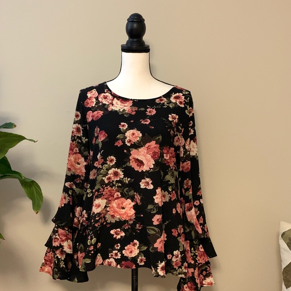 D O N A T E D 
ANDREE BY UNIT Black Floral Blouse sz medium EUC B63